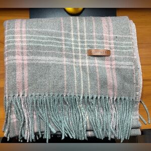 Plush Cashmere-Label Plaid Fringe Wrap Scarf in Gray and Pink